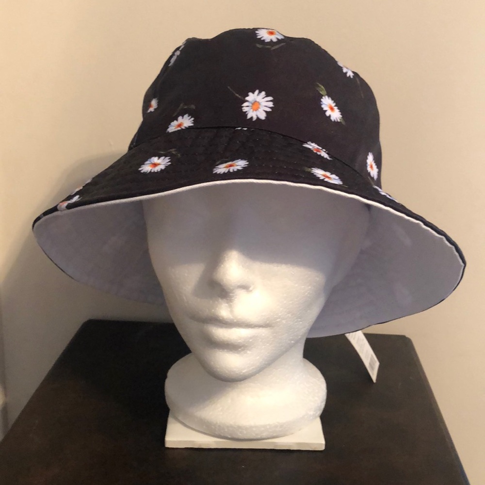 Reversible Bucket Hat Alice + Olivia by Stacey Bendet White Black Daisies